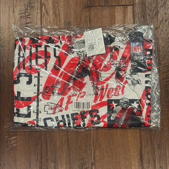 NWT! Large Tube Top NFL Chiefs Red and Black Graphic - Picture 2 of 8